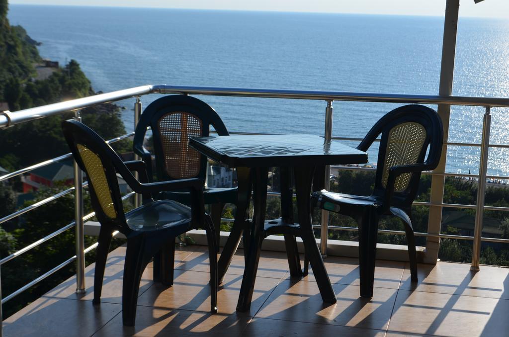 Rezo'S House Hotel Kvariati Buitenkant foto