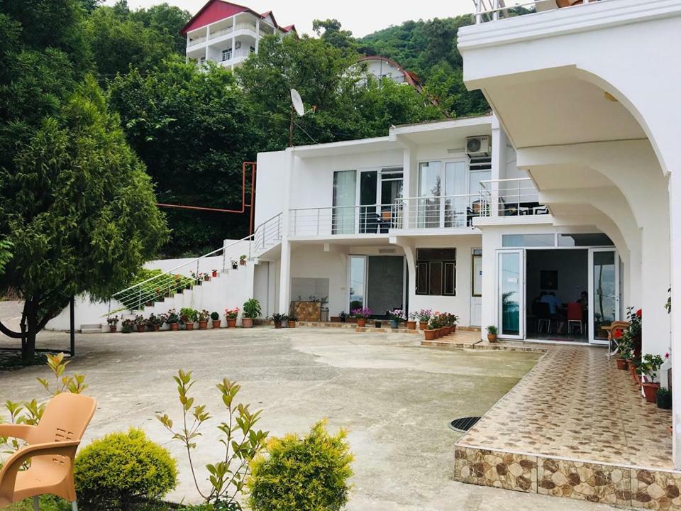 Rezo'S House Hotel Kvariati Buitenkant foto